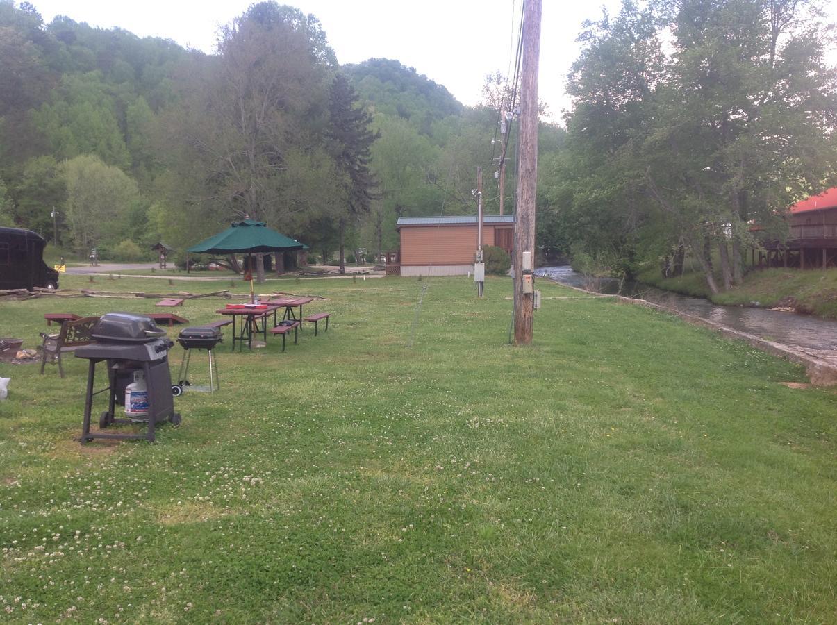 Qualla Cabins And Motel Cherokee Near Casino Whittier Exterior photo