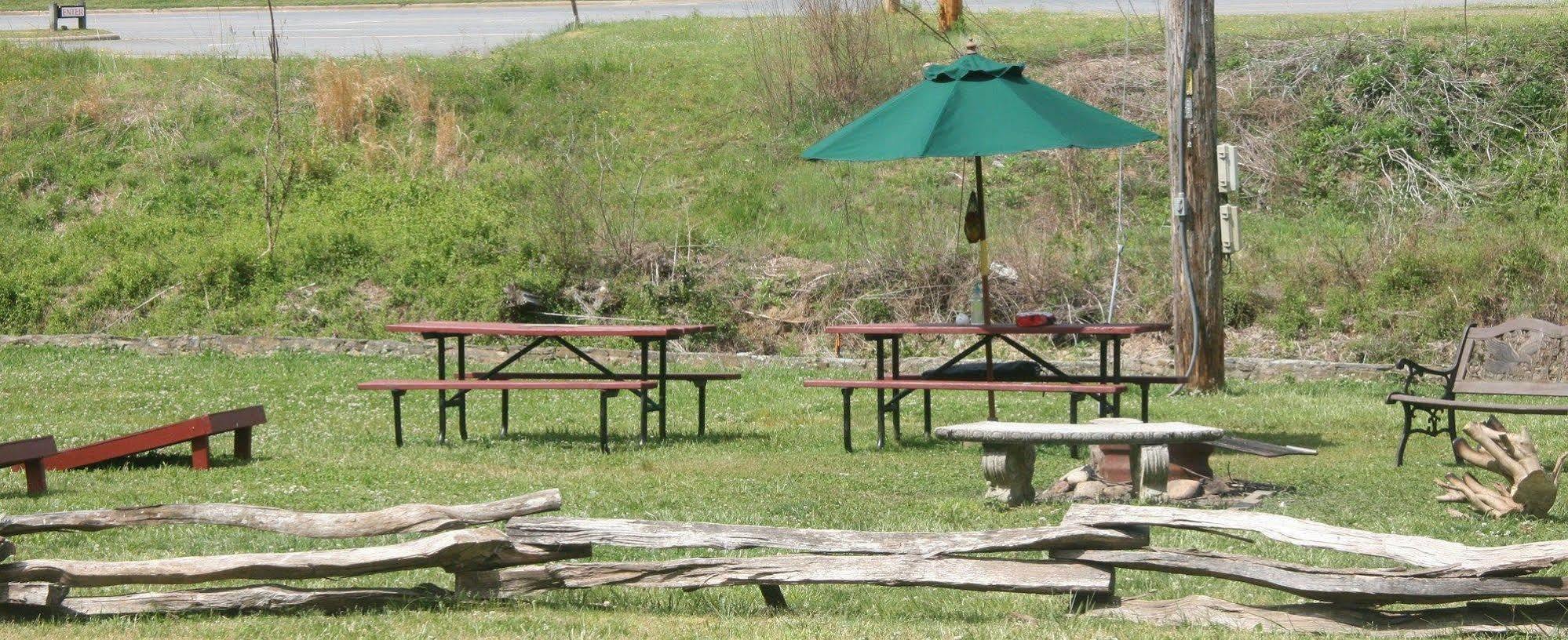 Qualla Cabins And Motel Cherokee Near Casino Whittier Exterior photo