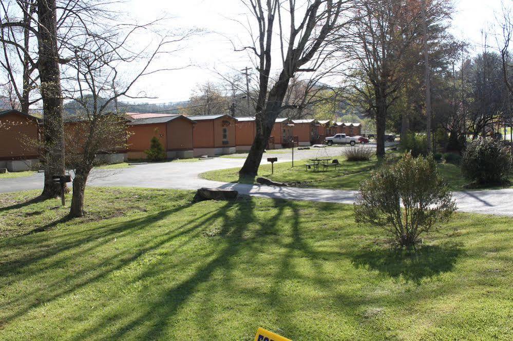 Qualla Cabins And Motel Cherokee Near Casino Whittier Exterior photo